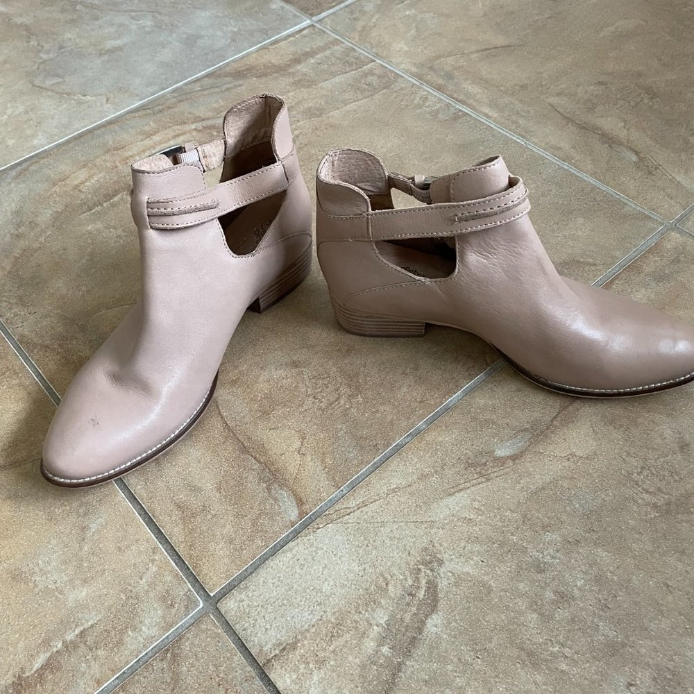 Tan/nude Seychelles buckle booties size 8